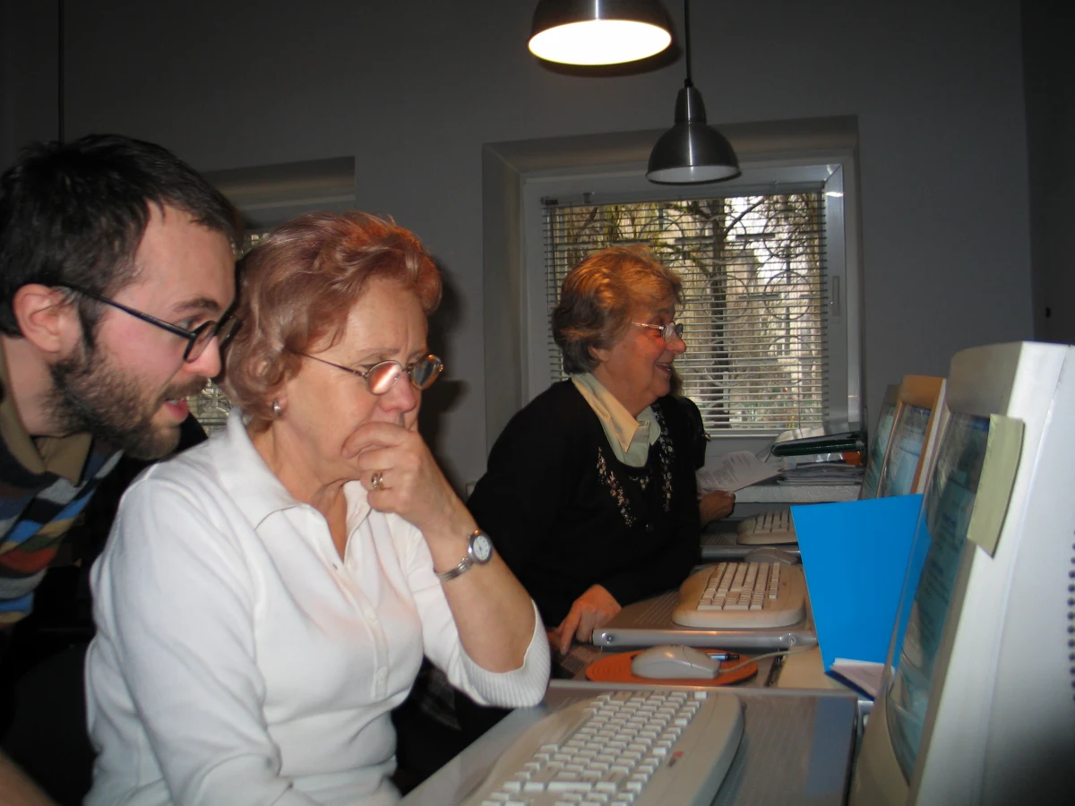 Wniosek o dowód osobisty wypełnimy przez internet, a urzędnik oddzwoni do nas i powie, kiedy będzie do odebrania. Stołeczny ratusz planuje wielką rewolucję w obsłudze mieszkańców - informuje "Życie Warszawy".