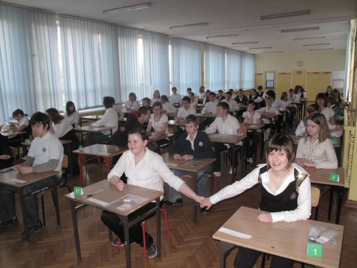 MEN nie zamierza zajmować się sprawą zeszytu ćwiczeń, w którym znajdują się zadania matematyczne o rasistowskiej treści. Dzieci przygotowujące się do konkursu Kangur Matematyczny mają odpowiedzieć m.in. na pytanie: Na zagrożonym sztormem statku płynie 15 chrześcijan i 15 Turków. Wiadomo, że połowa nie przeżyje. Jak muszą ustawić się chrześcijanie, by zginęli sami Turcy?