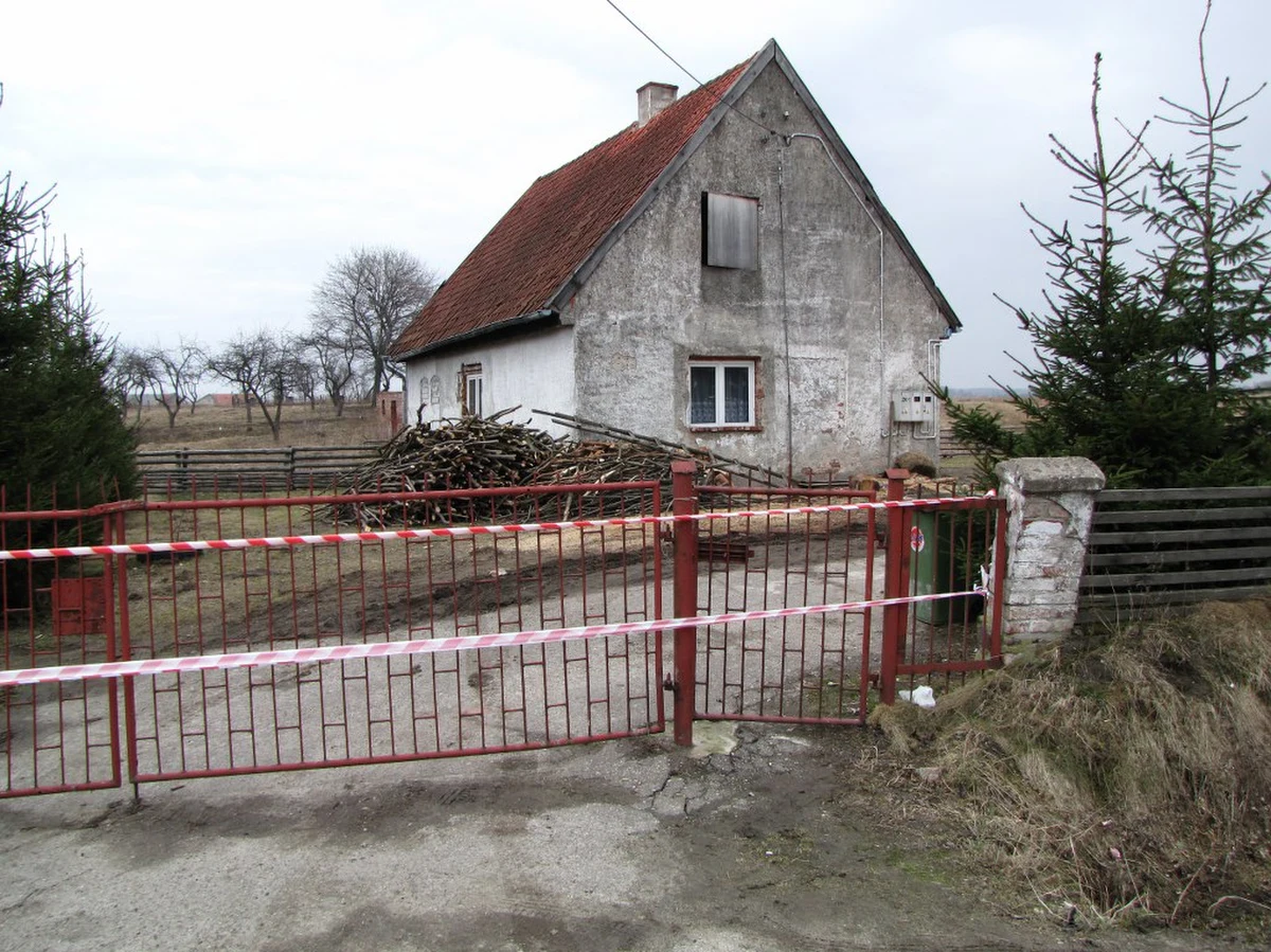 Policjanci zatrzymali 44-letnią mieszkankę wsi Plajny na Warmii oraz jej trzech znajomych. Kobieta tydzień temu spaliła w piecu zwłoki swojego dziecka. Twierdzi, że urodziło się martwe, gdy była w siódmym miesiącu ciąży. Jej 19-letnia córka, z którą rozmawiał reporter RMF FM, nie wierzy w tłumaczenie matki.