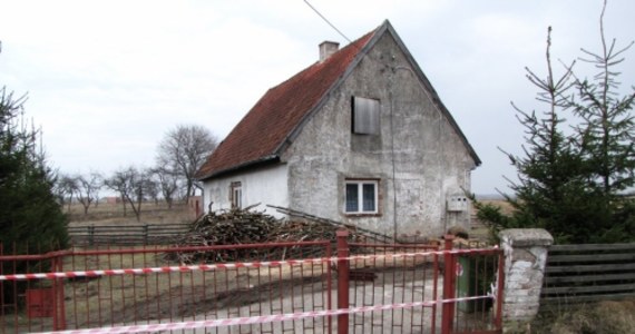 Policjanci zatrzymali 44-letnią mieszkankę wsi Plajny na Warmii oraz jej trzech znajomych. Kobieta tydzień temu spaliła w piecu zwłoki swojego dziecka. Twierdzi, że urodziło się martwe, gdy była w siódmym miesiącu ciąży. Jej 19-letnia córka, z którą rozmawiał reporter RMF FM, nie wierzy w tłumaczenie matki.