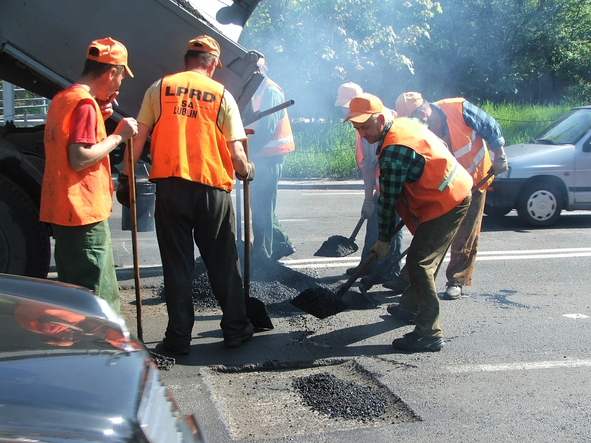 Nareszcie skończyła się zima i zrobiło się cieplej. Dla użytkowników polskich dróg oznacza to jedno: remonty. Jak co roku, do akcji wkroczyli drogowcy i w wielu miejscach w Polsce przez jakiś czas trudniej będzie jeździć.