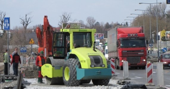 Firma, która przebudowuje krakowskie Rondo Ofiar Katynia, oszczędza na budowie tyle, ile się da. W efekcie wykonawca skompromitował się już na początku jednego z największych remontów drogowych w Małopolsce. W czwartek, po trzech godzinach użytkowania, rozpadła się tymczasowa objazdowa droga, która miała służyć kierowcom przez trzy miesiące.