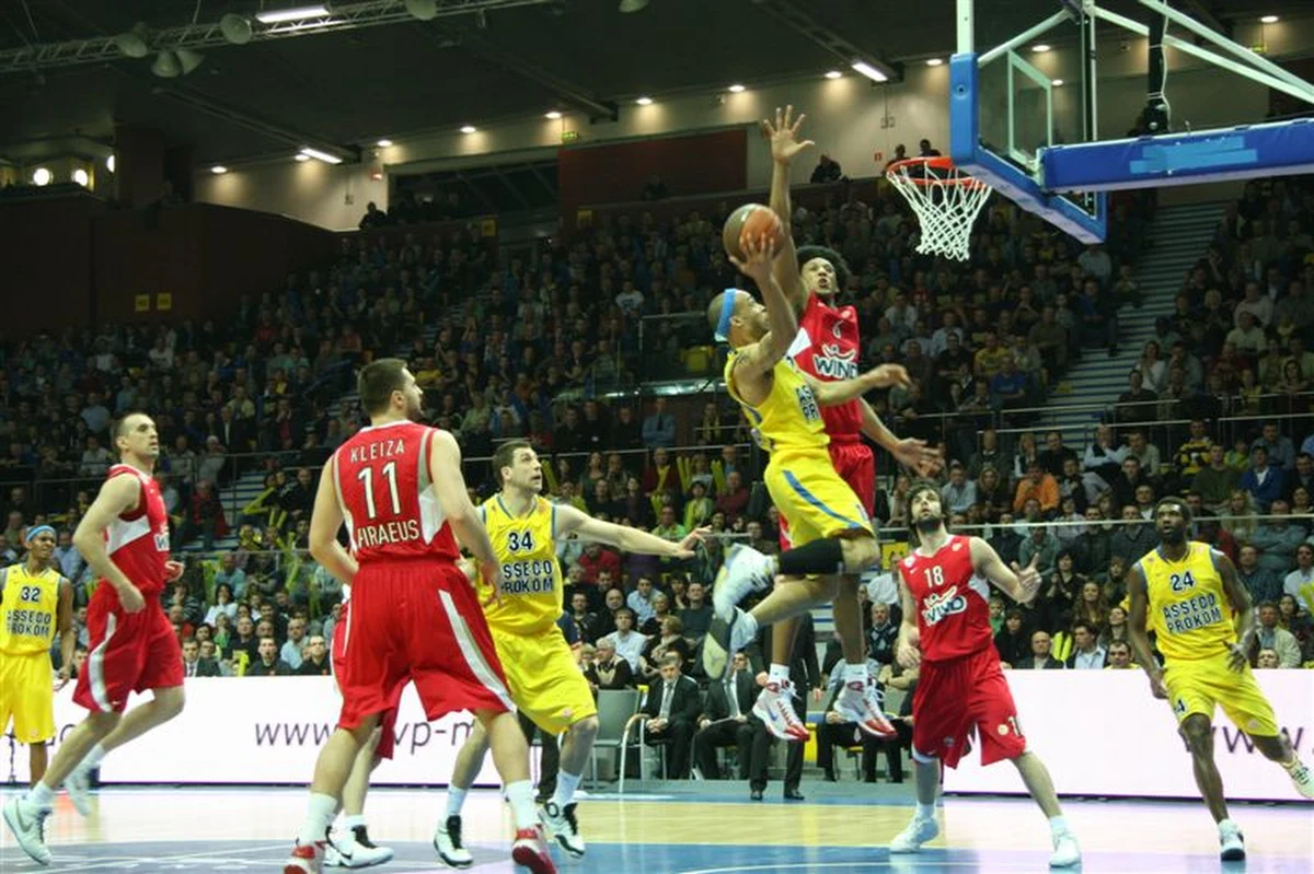 Koszykarze Asseco Prokom pokonali w Gdyni Olympiakos Pireus 81:78 (22:18, 23:15, 19:24, 17:21) w trzecim meczu ćwierćfinału Euroligi. Goście w rywalizacji do trzech zwycięstw prowadzą 2:1.Spotkanie numer cztery odbędzie się w czwartek ponownie w Gdyni.
