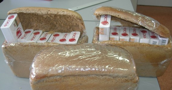 Wyszukiwanie kontrabandy to chleb powszedni celników, ale takiej próby jeszcze dotąd nie było. Na przejściu z Białorusią w Bobrownikach zatrzymano kobietę, która miała w bagażach trzy bochenki chleba szczelnie zawinięte w folię. Okazało się, że pieczywo zostało wydrążone, by upchać tam papierosy. W sumie Białorusinka usiłowała przemycić 21 paczek.