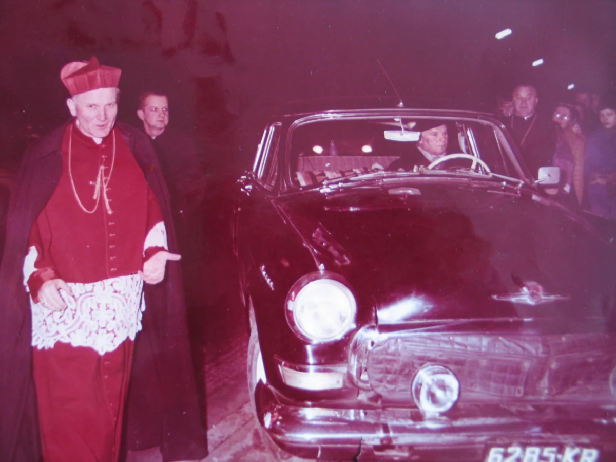 Pięćset tysięcy kilometrów - taki dystans przemierzył przez Polskę wspólnie z kardynałem Karolem Wojtyłą jego kierowca Józef Mucha. Przez 16 lat nie opuszczał go nawet na krok, był jego dobrym znajomym i ochroniarzem.