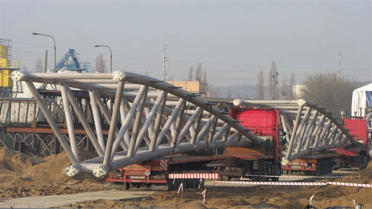 Rozpoczęła się budowa dachu stadionu w Gdańsku. Inżynierowie zamontują 82 wręgi podtrzymujące gigantyczny dach w kształcie bursztynu.