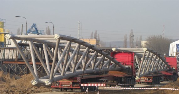 Rozpoczęła się budowa dachu stadionu w Gdańsku. Inżynierowie zamontują 82 wręgi podtrzymujące gigantyczny dach w kształcie bursztynu.