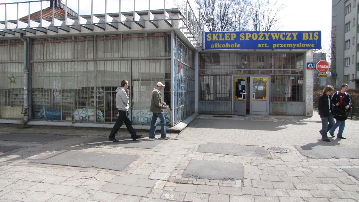 To ostatnie chwile, by kupić jajka czy jogurt w spożywczym z filmu Stanisława Barei "Co mi zrobisz, jak mnie złapiesz". Sklep, w którym ciągle jeszcze jest podłoga, na którą wysypały się śledzie, zostanie zamknięty. W miejscu PRL-owskiego reliktu stanie apartamentowiec. Stali klienci są zrozpaczeni.