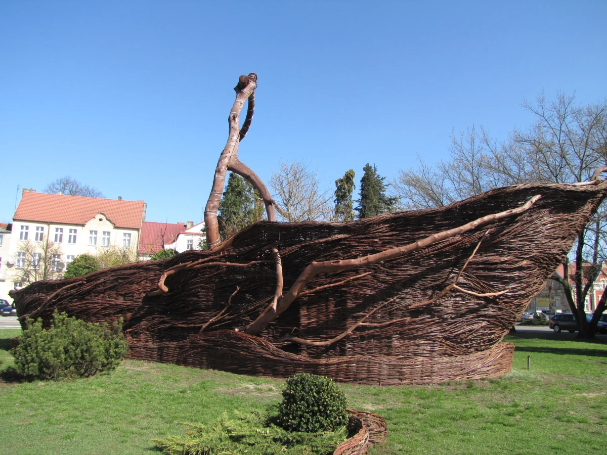 Największy świąteczny koszyk na świecie stoi w centrum Nowego Tomyśla w Wielkopolsce. Miasto od lat słynie z wikliniarstwa. Z wikliny jest tu amfiteatr, pasaż i kosz wpisany do księgi rekordów Guinnessa. Od lat 70. odbywają się tu również plenery wikliniarskie. Artyści z całej Polski tworzą z wikliny dzieła sztuki.