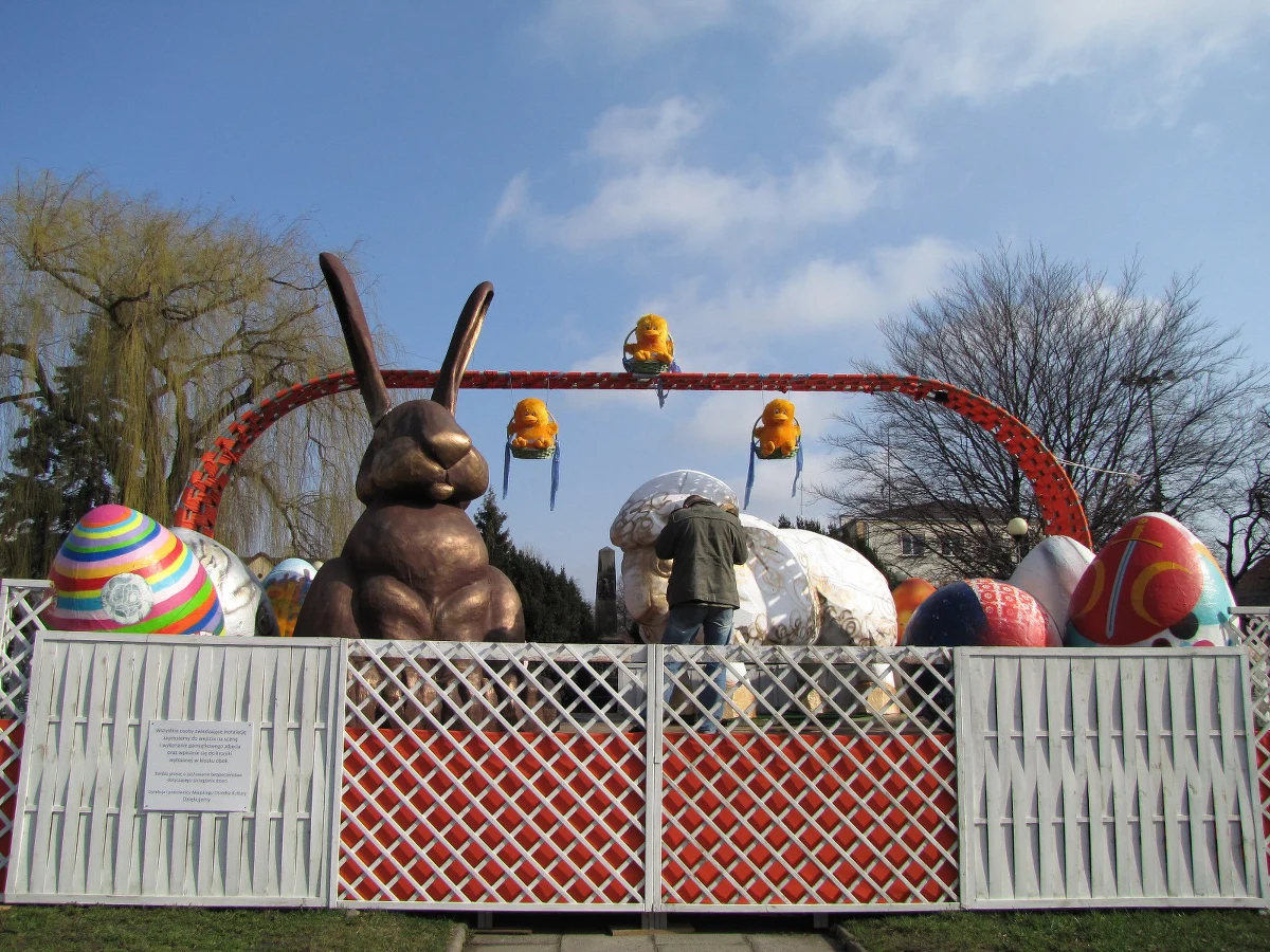 Czterometrowy „czekoladowy” zając i prawie dwumetrowe pisanki z kurczaczkami wielkości 3-latka - tak wygląda prawdopodobnie największy w Polsce "koszyczek" wielkanocny. Znajduje się on na rynku w Konstantynowie Łódzkim. Jest tak wielki, że można do niego wejść.