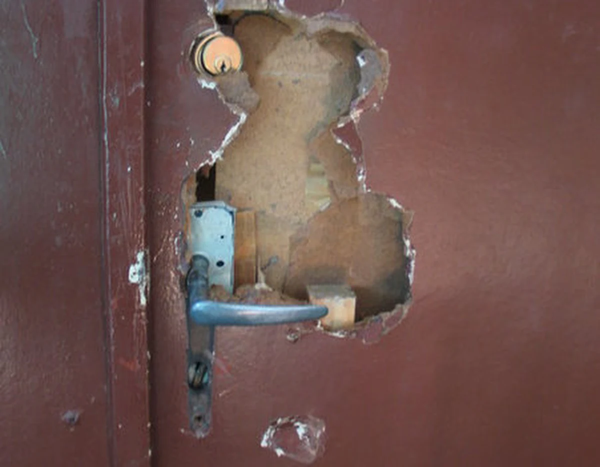 Po miesiącu policja zaproponowała ugodę łodziance, do której mieszkania przez pomyłkę wtargnęli antyterroryści. Kobieta nadal jednak nie wie, jakie odszkodowanie otrzyma za straty. Policjanci uszkodzili w jej mieszkaniu drzwi i wykładzinę.