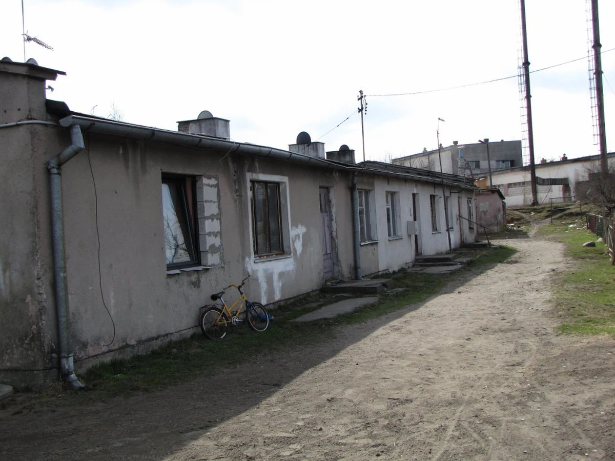 Rok temu władze Dobrego Miasta zapowiadały, że w ciągu kilku tygodni rozwiążą problem bloku socjalnego, który grozi zawaleniem. Do tej pory nic nie zrobiły.