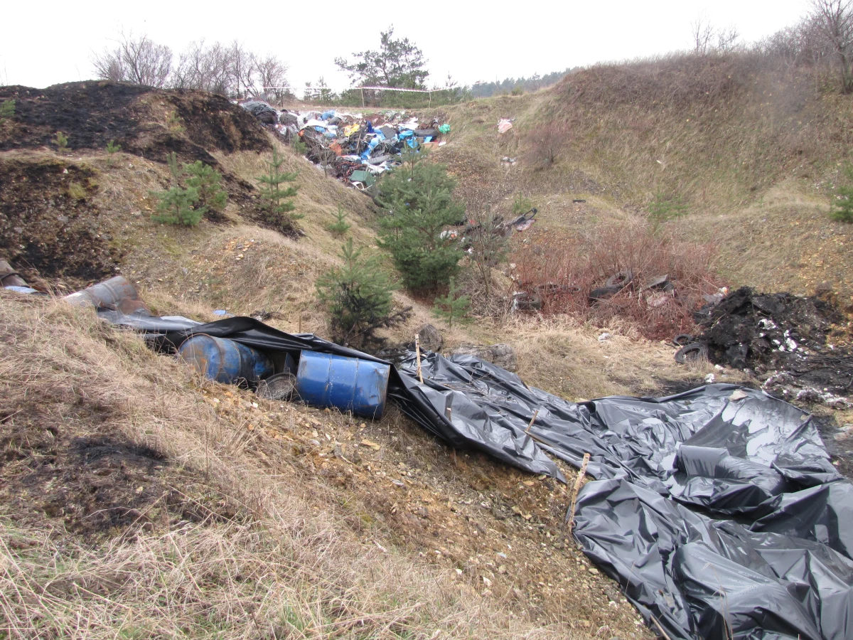 Ponad sto beczek wypełnionych w części niebezpiecznymi chemikaliami odkryto w miejscowości Choroń w województwie śląskim. W pobliżu nie ma domów, więc substancje nie zagrażają mieszkańcom. Policja szuka sprawcy, który porzucił beczki pod lasem.