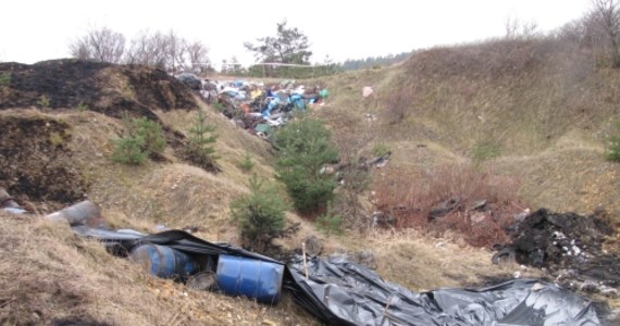 Ponad sto beczek wypełnionych w części niebezpiecznymi chemikaliami odkryto w miejscowości Choroń w województwie śląskim. W pobliżu nie ma domów, więc substancje nie zagrażają mieszkańcom. Policja szuka sprawcy, który porzucił beczki pod lasem.
