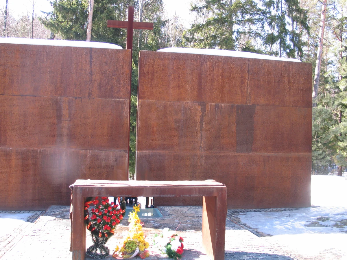 Jeśli my powinniśmy kajać się za Katyń, to Polacy mogliby przeprosić za śmierć tysięcy jeńców-czerwonoarmistów - podkreśla "Komsomolskaja Prawda". Ta wielkonakładowa gazeta sympatyzująca z Władimirem Putinem zauważa, że w ostatnich latach stosunki Moskwy i Warszawy niezmiennie się pogarszały.