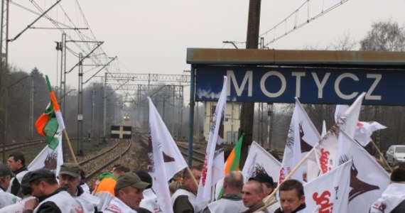 Związkowcy z PKP Polskie Linie Kolejowe na dwie godziny zablokowali ruch pociągów na dworcu PKP Gdańsk Główny, Centralną Magistralę Kolejową we Włoszczowie oraz tory w Motyczu pod Lublinem. Domagali się podwyżek. Związkowcy żądają po 150 zł, zarząd PKP PLK zgadza się na wzrost płac o 106 zł.