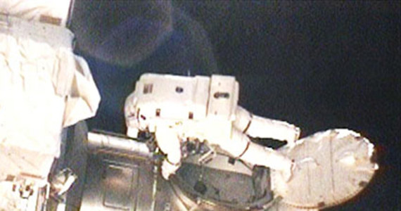 Dwaj astronauci z załogi amerykańskiego wahadłowca Discovery wyszli w otwartą przestrzeń kosmiczną. Ich głównym zadaniem jest odłączenie od Międzynarodowej Stacji Kosmicznej nieużywanego już pustego zbiornika amoniaku, zasilającego układ chłodzenia.