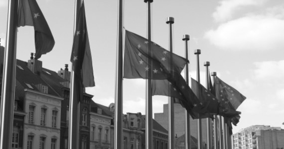 Na znak żałoby po katastrofie samolotu prezydenckiego flagi Unii Europejskiej przed Komisją Europejską w Brukseli zostały opuszczone do połowy. Decyzję podjął szef KE Jose Barroso.

