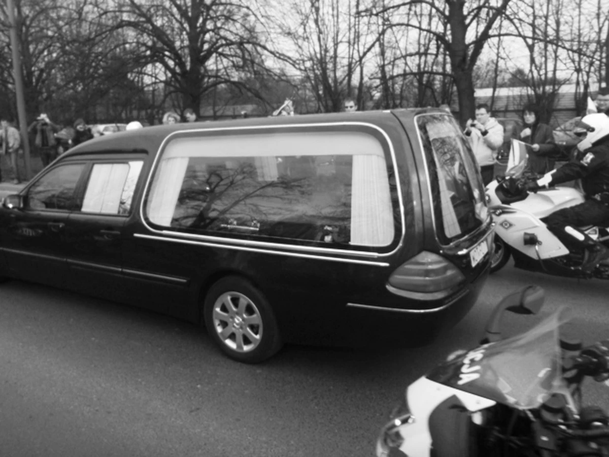Kondukt z trumną z ciałem prezydenta Lecha Kaczyńskiego w towarzystwie tysięcy ludzi przejechał ulicami Warszawy. Jeśli byłeś na trasie przejazdu konduktu, masz własne zdjęcia lub film - prześlij je nam na Gorącą Linię.