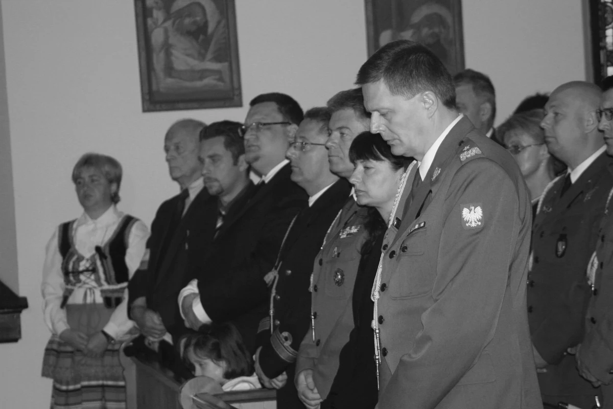 Z udziałem kilkuset przedstawicieli Polonii i osobistości politycznych odbyła się w niedzielę w stolicy USA msza ku czci tragicznie zmarłego w katastrofie lotniczej prezydenta Lecha Kaczyńskiego i towarzyszących mu osób. Nabożeństwo odbyło się w polskim kościele Matki Boskiej Królowej Polski w Silver Spring na przedmieściach Waszyngtonu.