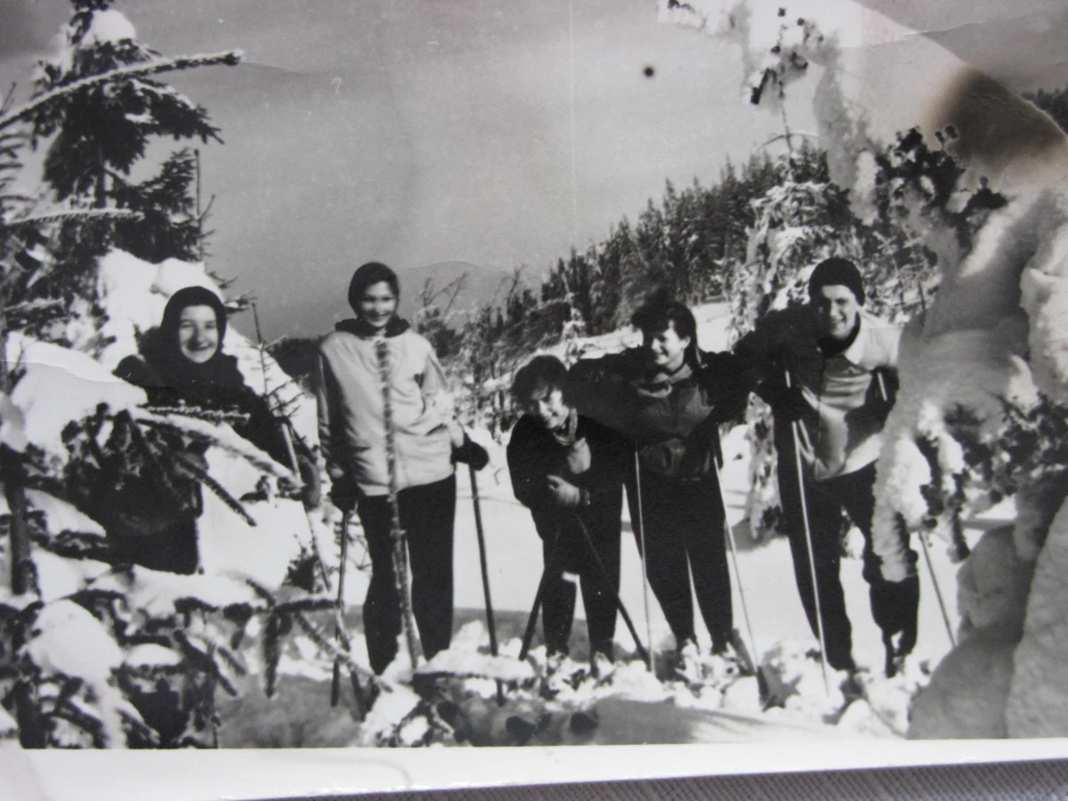 Polska straciła prezydenta, dowódców, senatorów, posłów, szefów instytucji, wysokich urzędników, księży, pilotów, stewardessy i BOR-owców… Większość z nich znaliśmy z pierwszych stron gazet, z telewizji, radia, internetu. W codziennym szumie informacyjnym nie dostrzegaliśmy ich zainteresowań, pasji. Dziś chcemy pokazać ich z tej innej strony - czekamy na Wasze wspomnienia.