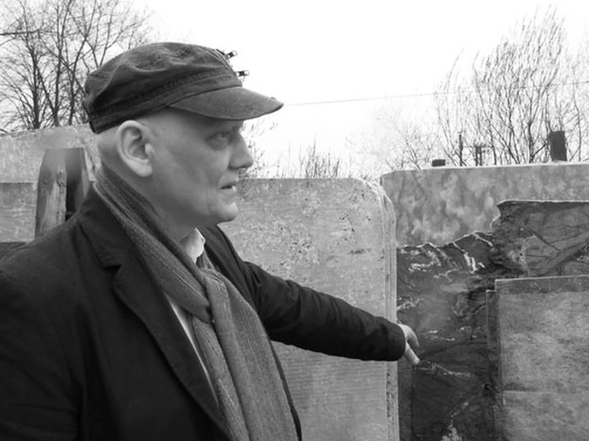 To Jan Siuta, krakowski malarz i rzeźbiarz, zbuduje sarkofag, w którym pochowana zostanie prezydencka para. Lech i Maria Kaczyńscy spoczną w krypcie Józefa Piłsudskiego na Wawelu.
