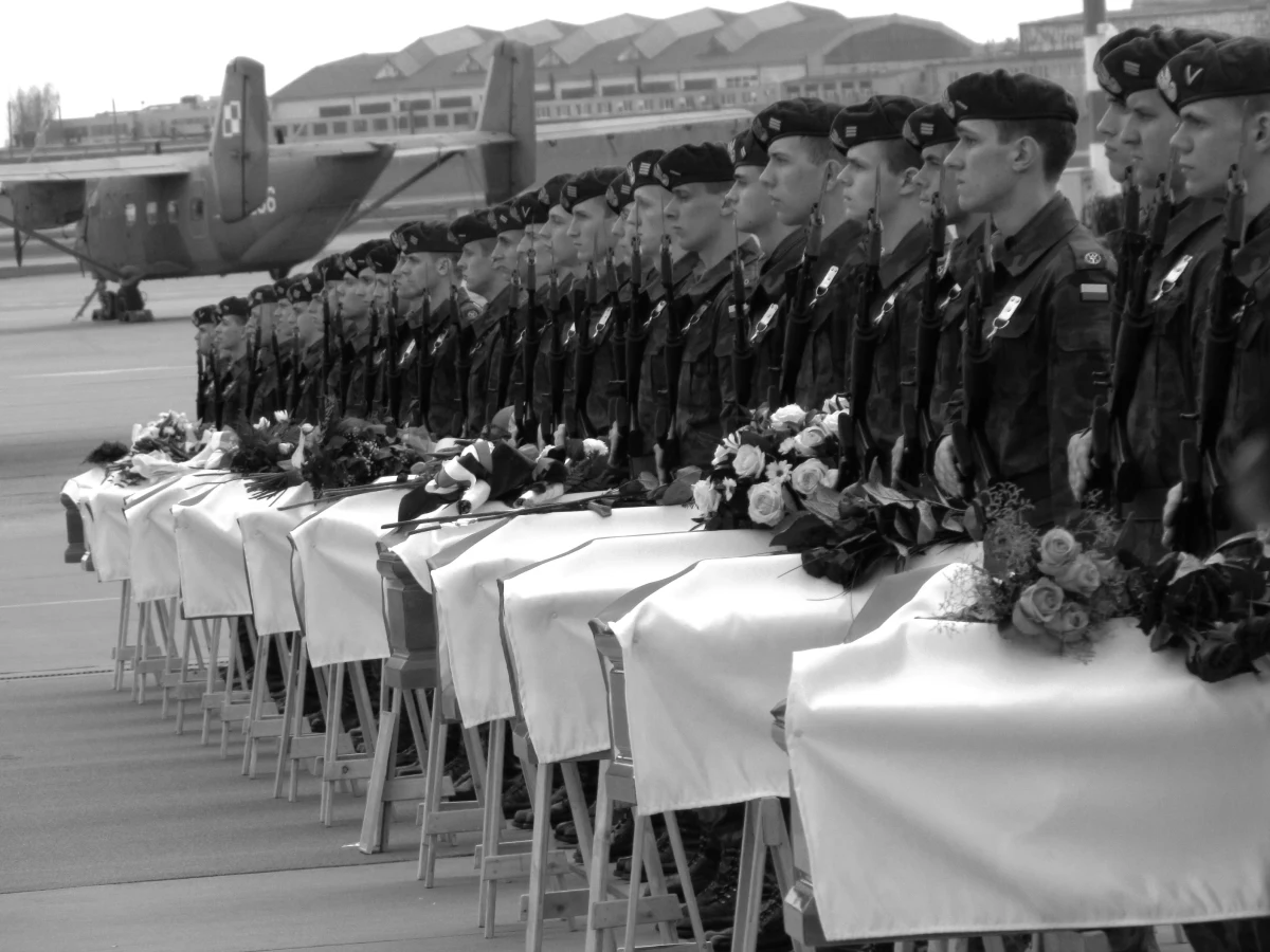 Wróciliście w trumnach, okrytych biało-czerwonymi sztandarami, jako bohaterowie - mówił premier Donald Tusk podczas ceremonii żałobnej po przywiezieniu do kraju 34 trumien z ciałami ofiar katastrofy 10 kwietnia. Uroczystość zgromadziła rodziny ofiar, przedstawicieli władz i duchowieństwo.