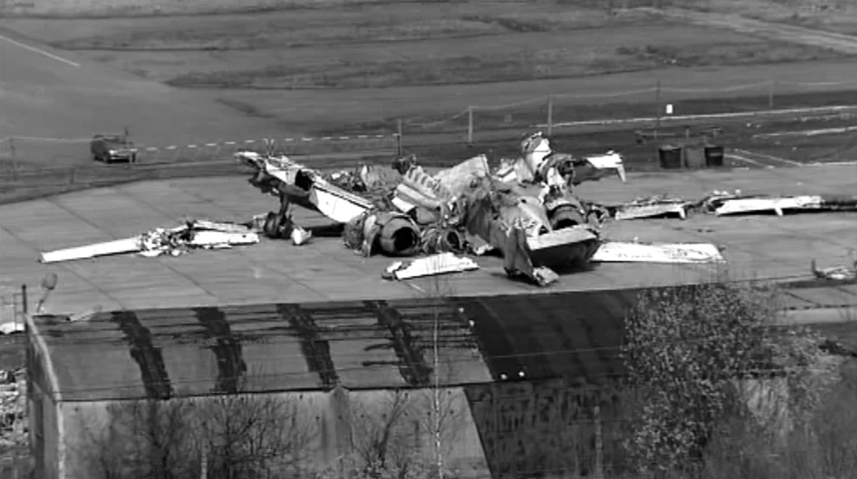 Części prezydenckiego samolotu, który 10 kwietnia rozbił się w Smoleńsku, zostały przewiezione na tamtejsze lotnisko. Teraz eksperci będą starali się złożyć szczątki Tupolewa w jedną całość. Wszystko po, by odtworzyć pełny obraz wypadku. Zobacz poruszające film i zdjęcia.