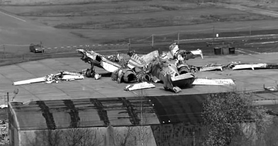 Części prezydenckiego samolotu, który 10 kwietnia rozbił się w Smoleńsku, zostały przewiezione na tamtejsze lotnisko. Teraz eksperci będą starali się złożyć szczątki Tupolewa w jedną całość. Wszystko po, by odtworzyć pełny obraz wypadku. Zobacz poruszające film i zdjęcia.