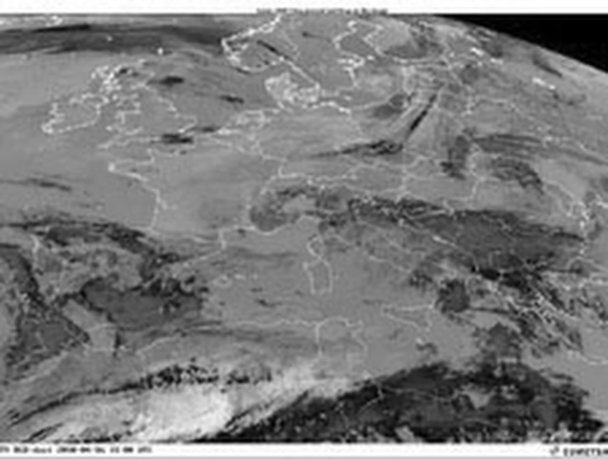 Prognoza na dziś nie zostawia wątpliwości - gęsta chmura wulkanicznego pyłu do wieczora przykryje całą Polskę. To nowe informacje Instytutu Meteorologii i Gospodarki Wodnej. Synoptycy nie odpowiadają na pytanie, czy w weekend w naszym kraju będą mogły lądować samoloty.