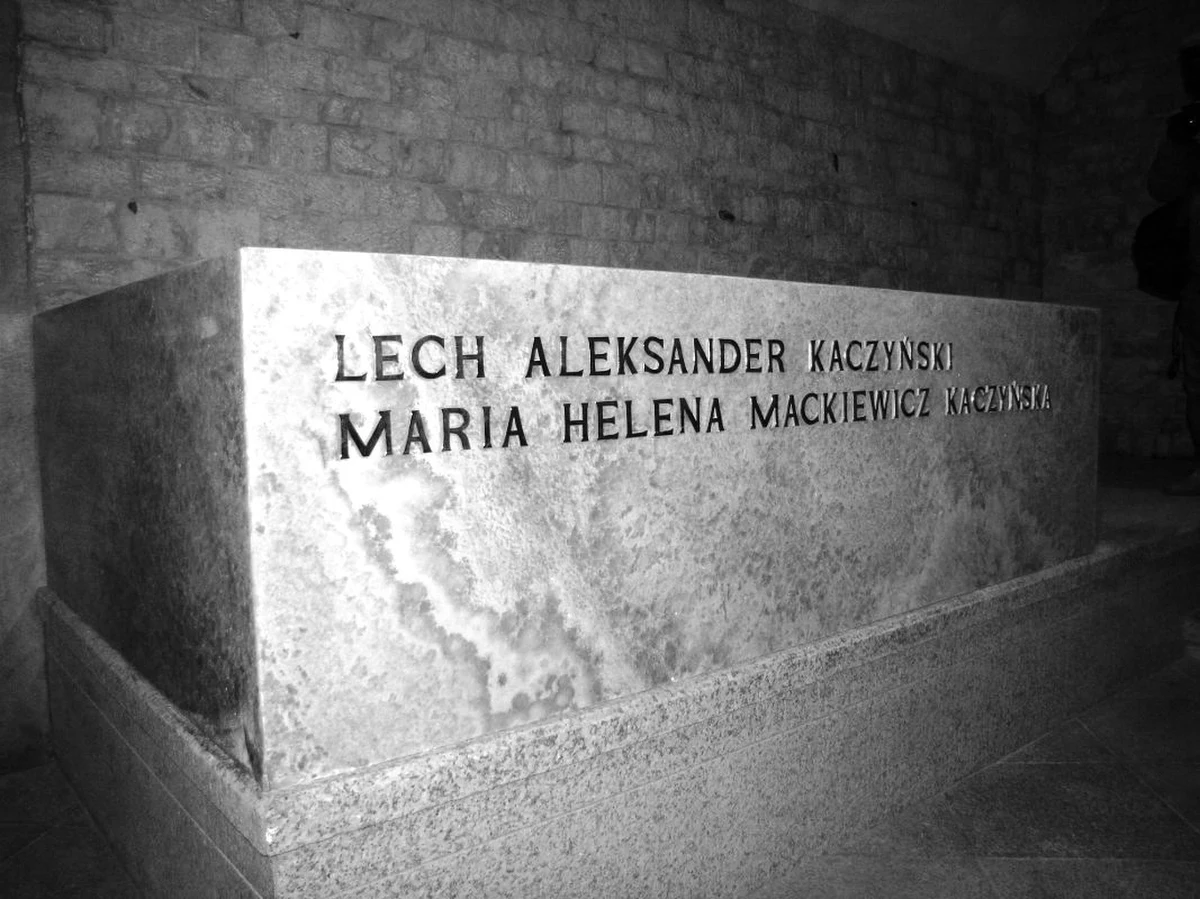 Onyksowy sarkofag pary prezydenckiej Lecha i Marii Kaczyńskich jest już gotowy. Rano zakończono jego montaż w krypcie pod Wieżą Srebrnych Dzwonów w Katedrze na Wawelu. Zobacz zdjęcia.