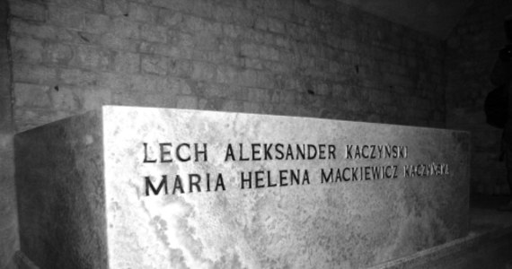 Onyksowy sarkofag pary prezydenckiej Lecha i Marii Kaczyńskich jest już gotowy. Rano zakończono jego montaż w krypcie pod Wieżą Srebrnych Dzwonów w Katedrze na Wawelu. Zobacz zdjęcia.