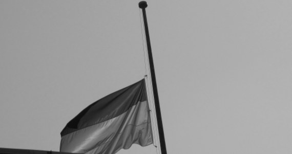 Flagi przy budynkach niemieckich instytucji państwowych i krajów związkowych zostały dzisiaj opuszczone do połowy masztów. To znak solidarności z Polakami, którzy oddają hołd ofiarom katastrofy 10 kwietnia. Decyzję o opuszczeniu flag podjął w zeszły poniedziałek niemiecki minister spraw wewnętrznych Thomas de Maiziere. Na Węgrzech ogłoszono dzisiaj żałobę narodową.
