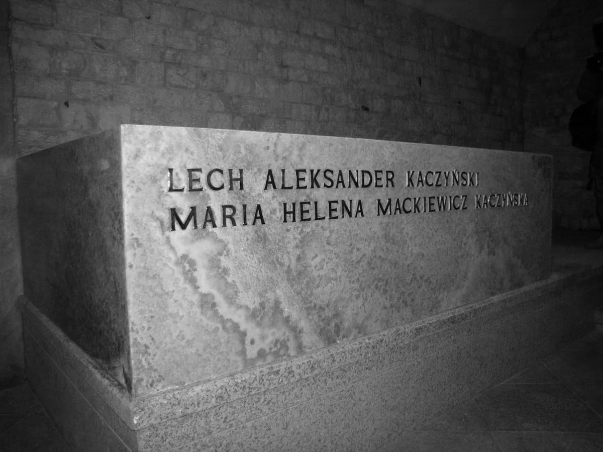 Od niedzieli wieczór wawelska krypta z sarkofagiem prezydenta Lecha Kaczyńskiego i jego żony Marii będzie otwarta dla osób pragnących oddać im hołd - poinformował Filip Szatanik z krakowskiego magistratu.