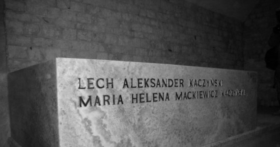 Od niedzieli wieczór wawelska krypta z sarkofagiem prezydenta Lecha Kaczyńskiego i jego żony Marii będzie otwarta dla osób pragnących oddać im hołd - poinformował Filip Szatanik z krakowskiego magistratu.