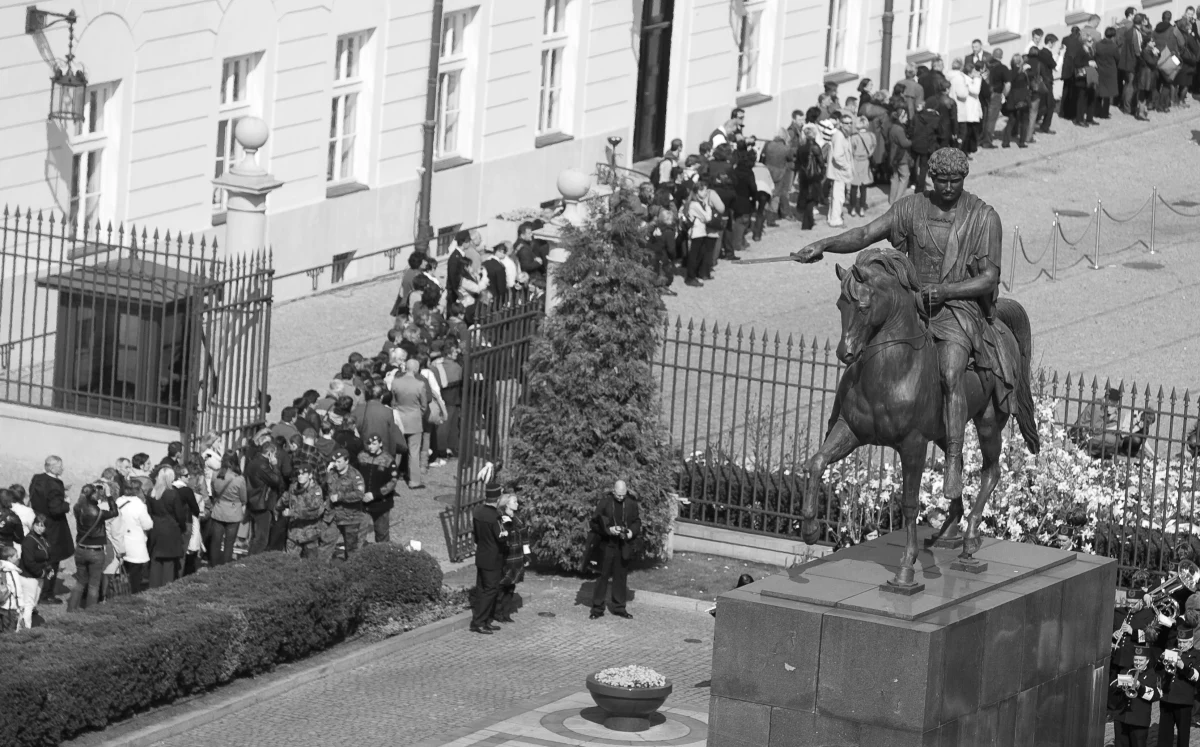 Tuż przed godziną 15.00 ostatni chętni mogli oddać hołd Lechowi i Marii Kaczyńskim w Sali Kolumnowej Pałacu Prezydenckiego. Trumny były wystawione na widok publiczny od wtorku. Według szacunków Kancelarii Prezydenta hołd prezydenckiej parze mogło oddać prawie 200 tys. osób.