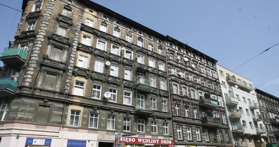 Wrocławska policja zatrzymała rodziców 5-letniej dziewczynki, która wypadła z okna na czwartym piętrze. Dziewczynka spadła na chodnik. Na szczęście ma jedynie złamaną stopę, guzy i kilka otarć. Jej rodzice byli pijani.