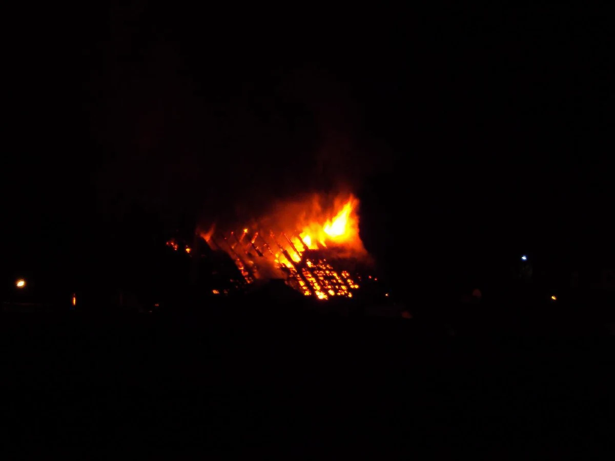 Pożar w Lidzbarku w powiecie działdowskim na Warmii i Mazurach. Przy ulicy Stare Miasto zapaliło się poddasze w kamienicy. Jedna osoba doznała niewielkich poparzeń. Informację o pożarze otrzymaliśmy na Gorącą Linię RMF FM.