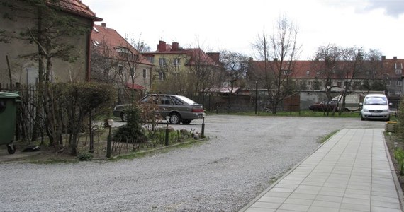 Władze Gdańska postanowiły wydzierżawić lub sprzedać zaniedbane podwórka właścicielom domów, przy których się one znajdują. Do wzięcia jest prawie trzy tysiące placów. Jak się okazuje, zainteresowanie już teraz jest naprawdę duże.