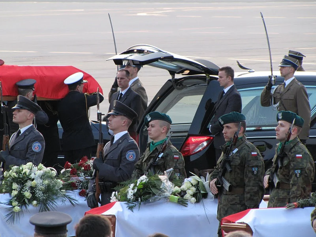 Długo czekaliśmy na was - mówił Donald Tusk podczas ceremonii żałobnej po przywiezieniu do kraju trumien z ciałami 21 ofiar katastrofy pod Smoleńskiem. W uroczystości na lotnisku wojskowym Okęcie uczestniczyli m.in. marszałek Sejmu Bronisław Komorowski, marszałek Senatu Bogdan Borusewicz, kompania honorowa Wojska Polskiego i rodziny tragicznie zmarłych.