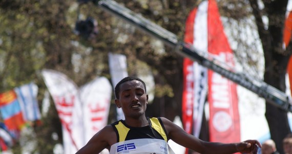 Etiopczyk Abede Dagane i jego rodaczka Geta Tarekegn Etaferahu zwyciężyli w dziewiątym biegu Cracovia Maraton.Trasę, która prowadziła z krakowskich Błoń do Nowej Huty i z powrotem, pokonało w tym roku ponad trzy tysiące osób.