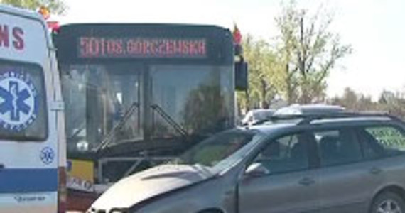 Pięć osób trafiło do szpitala po wypadku miejskiego autobusu w Warszawie, w który uderzył samochód osobowy. Do zdarzenia doszło na skrzyżowaniu ulic Sobieskiego i Beethovena na Mokotowie.