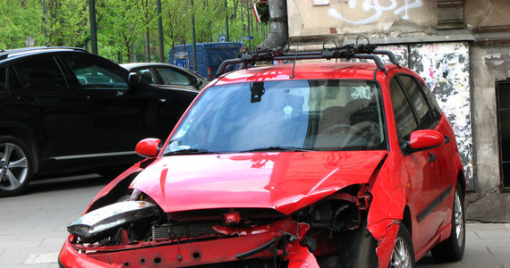 W Krakowie na skrzyżowaniu ulic Św. Gertrudy i Św. Sebastiana doszło do zderzenia dwóch samochodów. Kierowca czerwonego Forda, skręcając w lewo z podporządkowanej ulicy Św. Sebastiana, zderzył się z czerwonym Porsche. Oba samochody zostały mocno uszkodzone. Informację i zdjęcia dostaliśmy na Gorącą Linię RMF FM.