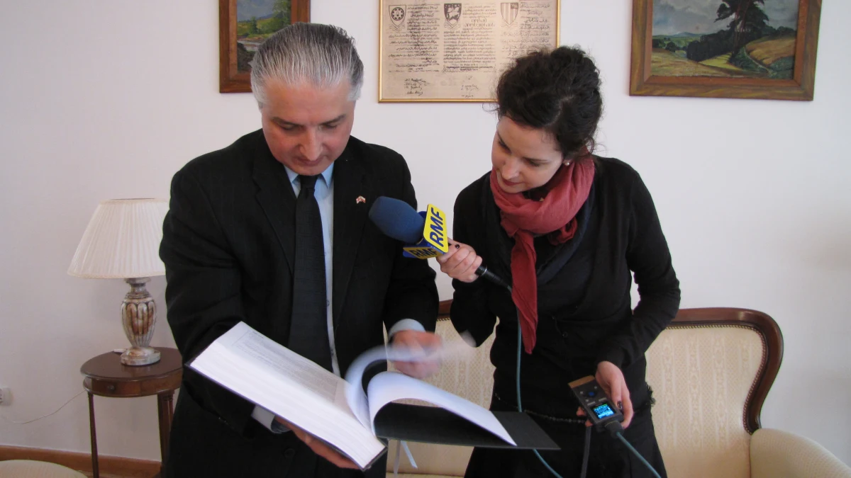 Księga wielkości tomu encyklopedii - tyle zebrało się Waszych podziękowań dla Micheila Saakaszwilego, za to, że mimo przeciwności dotarł na pogrzeb Lecha Kaczyńskiego i jego żony na Wawelu. Księgę z podziękowaniami przekazaliśmy dzisiaj ambasadorowi Gruzji w Warszawie.