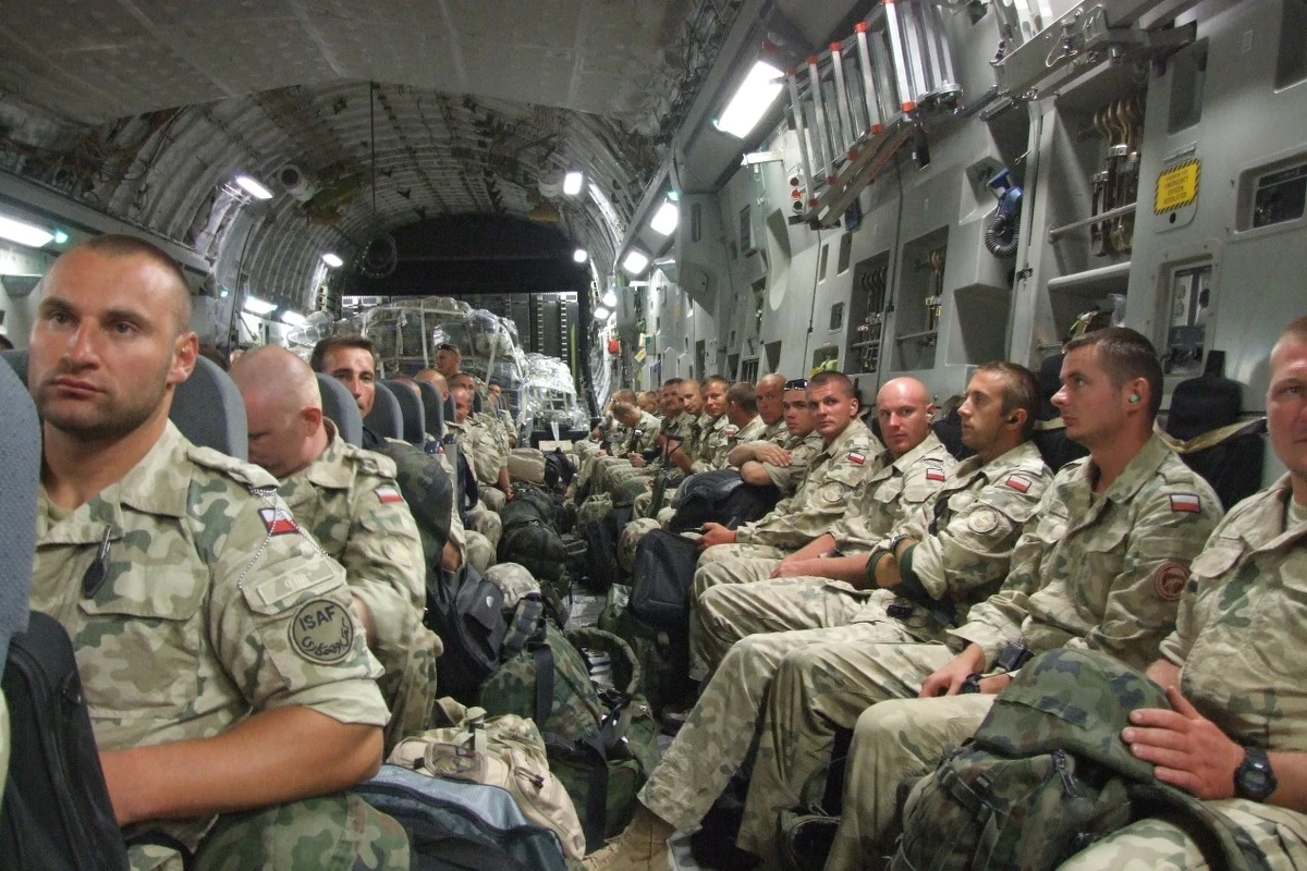 Jeszcze dziś wszyscy żołnierze, którzy wracają z Afganistanu, będą w Polsce - usłyszała w Dowództwie Operacyjnym Sił Zbrojnych RP reporterka RMF FM Agnieszka Witkowicz. W drodze są już dwa samoloty z wojskowymi. Mają wylądować w naszym kraju po południu.