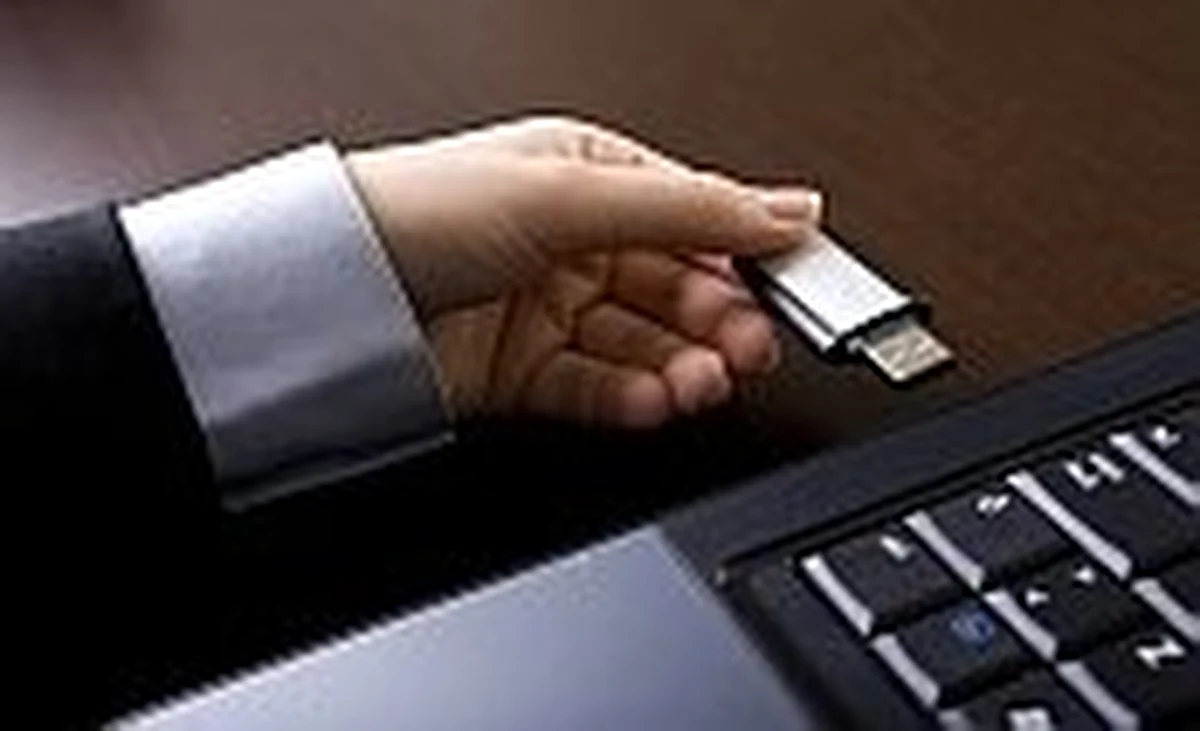 Laptop Aleksandra Szczygły - jak powiedział w Kontrwywiadzie RMF FM Witold Waszczykowski, powinien być w jego warszawskim mieszkaniu na Ursynowie. Ale zniknął. Pojawiły się doniesienie, że mieszkanie zostało przeszukane przez funkcjonariuszy ABW. Agencja jednak zaprzecza i podkreśla, że laptopa Aleksandra Szczygły nie ma.