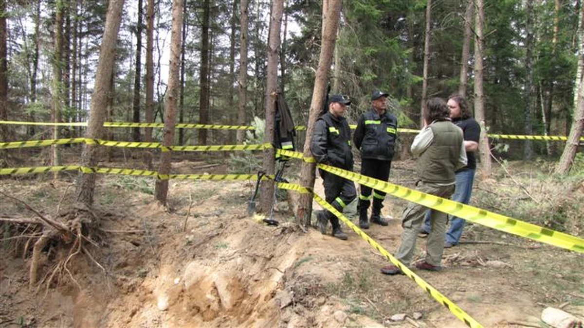 Wielki krater w lesie niedaleko Sulęczyna na Kaszubach nie powstał po uderzeniu meteorytu - stwierdzili badający to miejsce członkowie Polskiego Towarzystwa Meteorytowego. Dziura o średnicy 6 m i głębokości prawie 3 m powstała najprawdopodobniej w wyniku detonacji materiału wybuchowego.
