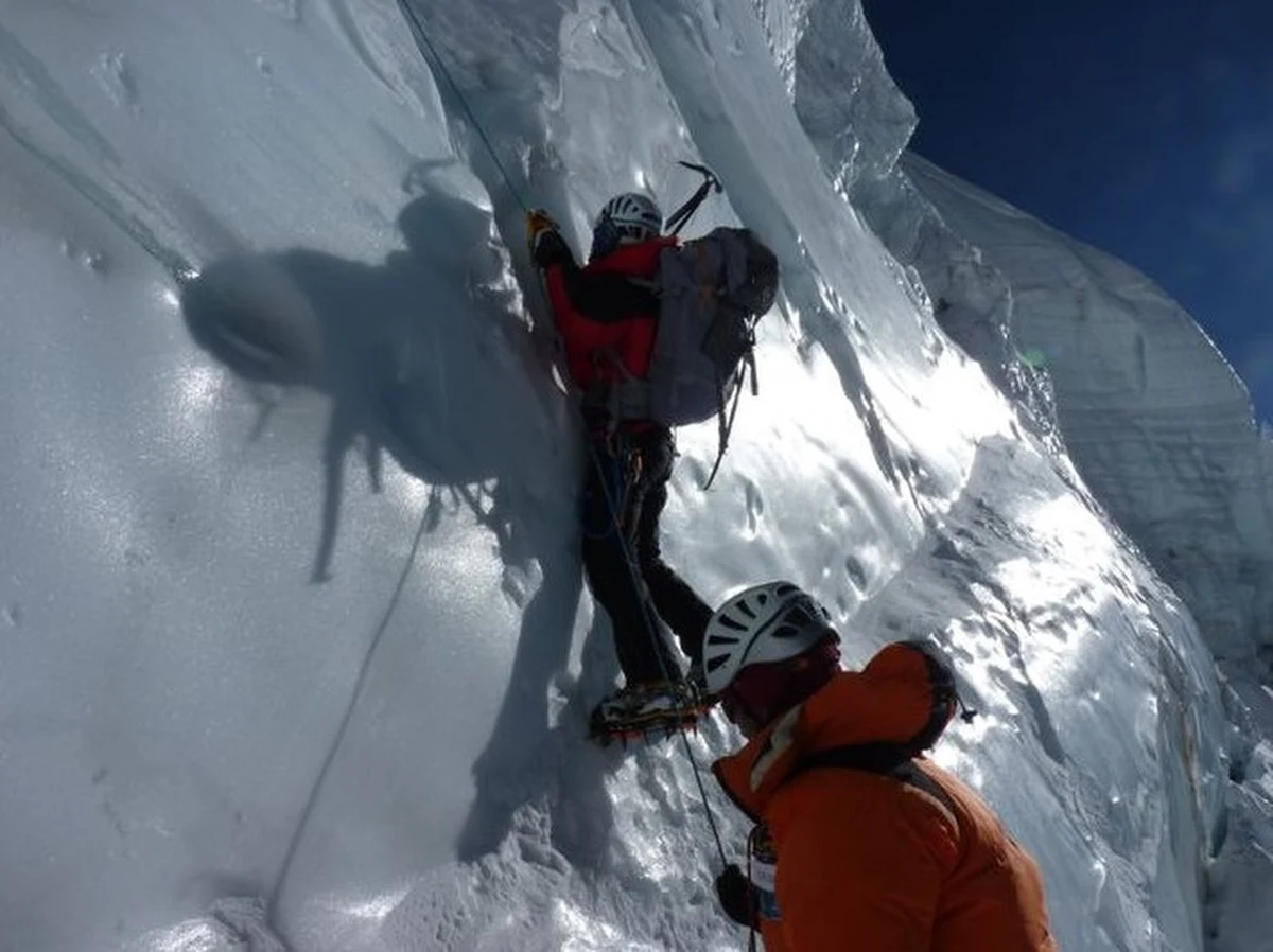 Po zdobyciu Annapurny (8091 m) Kinga Baranowska i Piotr Pustelnik dotarli szczęśliwie do bazy (4100 m). Mimo sukcesu są przygnębieni śmiercią hiszpańskiego alpinisty Tolo Calafata. Pochodzący z Majorki Calafat po zdobyciu Annapurny, w trakcie schodzenia, doznał obrzęku mózgu. Dramatyczną sytuację pogarszał fakt, że zgubił plecak z ciepłą odzieżą i namiotem. Zmarł po spędzeniu dwóch nocy na wysokości ok. 7600 m.