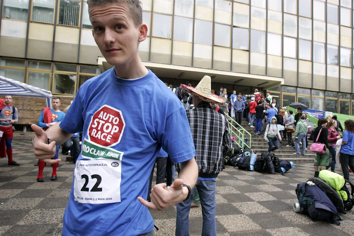 Start we Wrocławiu - meta we włoskim Rimini. Ponad 300 studentów wrocławskiego Uniwersytetu Ekonomicznego wystartowało w wyścigu Auto Stop Race. Wygra ten, który pierwszy właśnie autostopem dotrze do włoskiego kurortu. A uczestnicy wyścigu wykazują się nie lada fantazją - wszystko po to, by zwrócić na siebie uwagę kierowców.