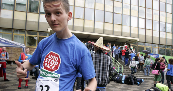 Start we Wrocławiu - meta we włoskim Rimini. Ponad 300 studentów wrocławskiego Uniwersytetu Ekonomicznego wystartowało w wyścigu Auto Stop Race. Wygra ten, który pierwszy właśnie autostopem dotrze do włoskiego kurortu. A uczestnicy wyścigu wykazują się nie lada fantazją - wszystko po to, by zwrócić na siebie uwagę kierowców.